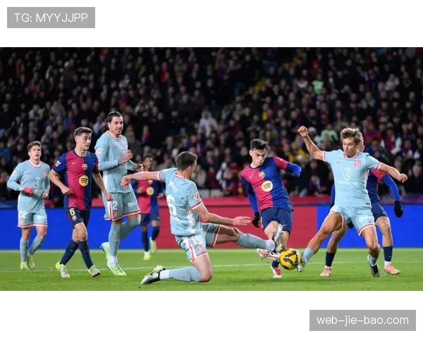 西蒙尼怒砸水瓶，巴萨绝杀马竞引发赛场争议