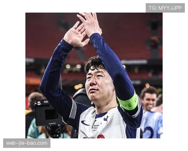 镜头记录：热刺与维拉赛后，孙兴慜与旧日恩师波斯特科格鲁长时间拥抱